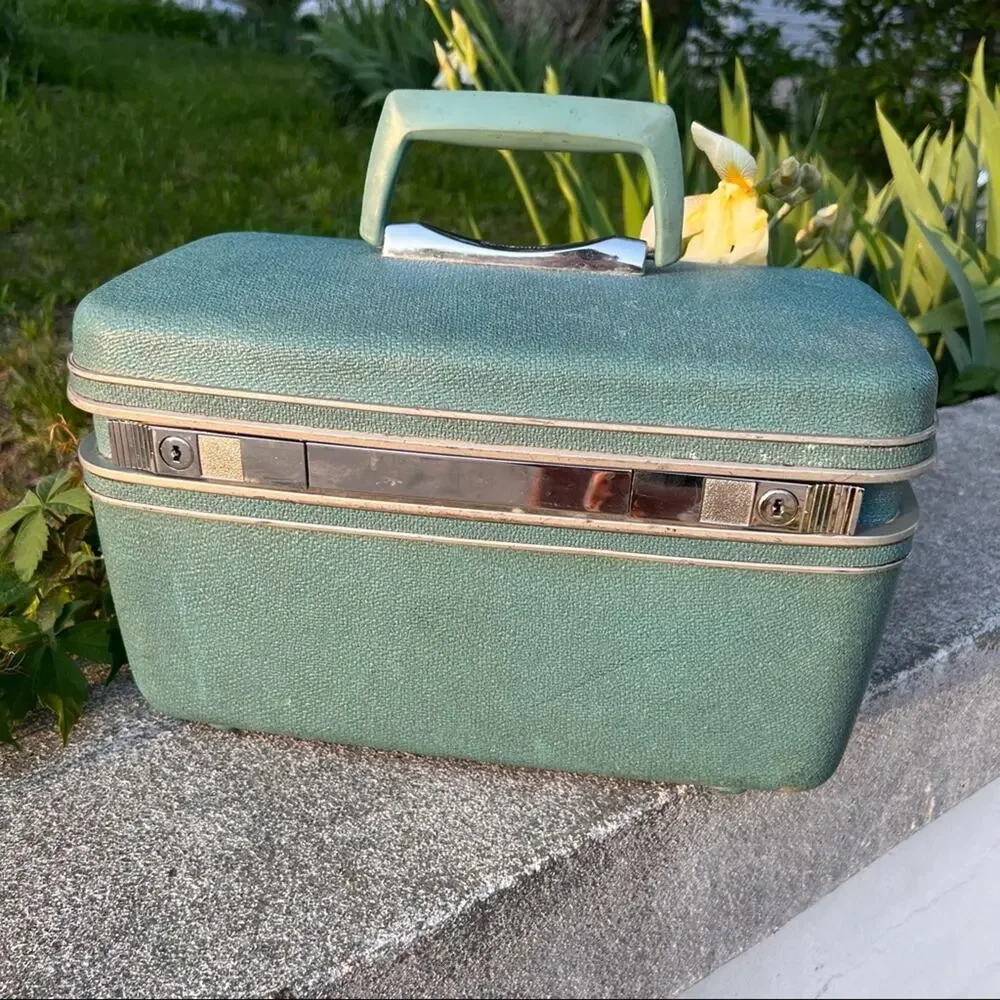 Vintage 60s Samsonite blue train case makeup case